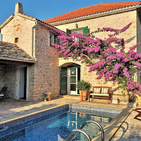 Villa Maruka ซูเปตาร์ ภายนอก รูปภาพ